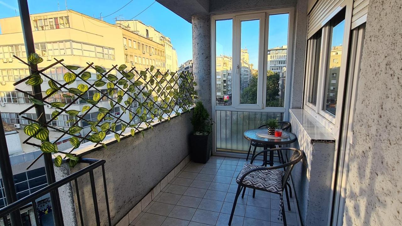 Windows City Apartment Belgrado Buitenkant foto