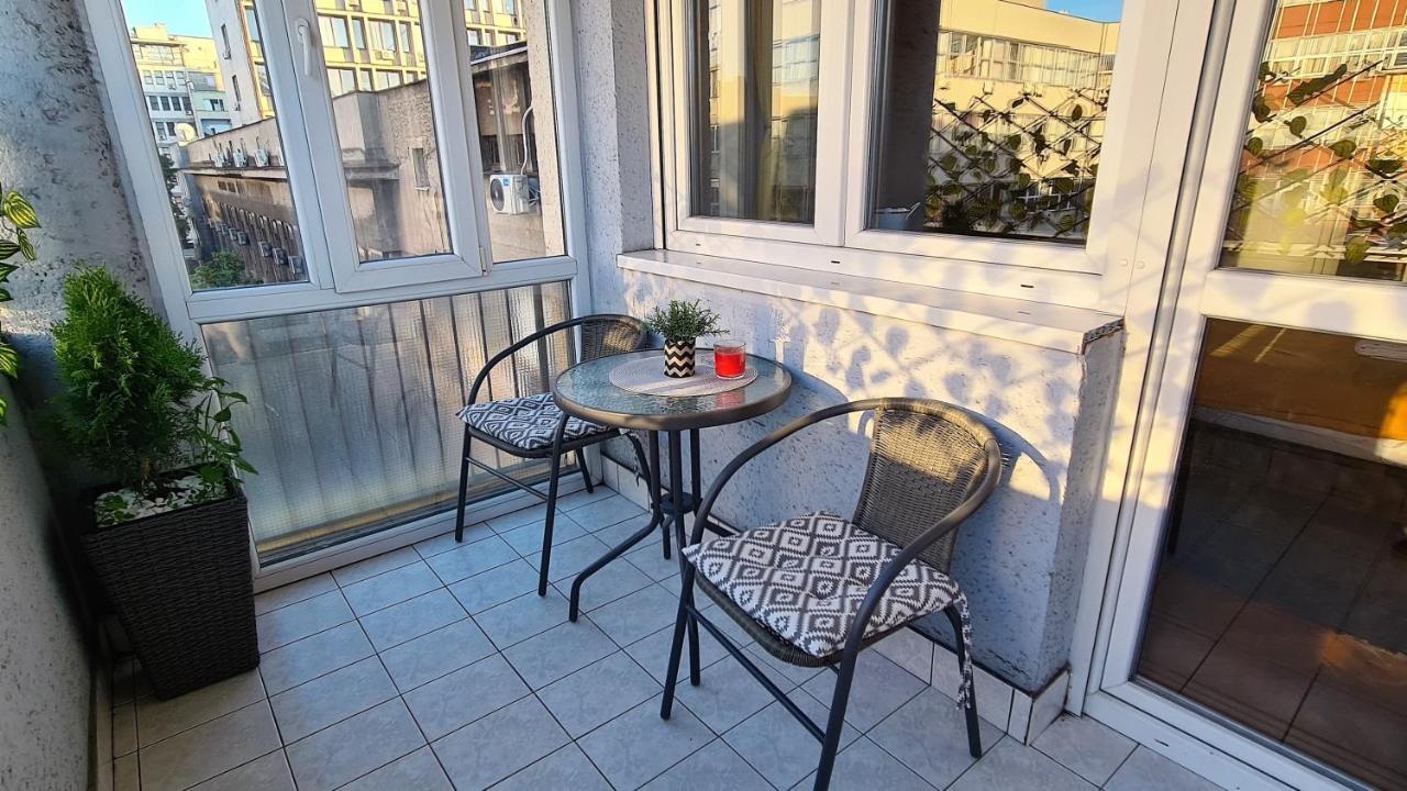 Windows City Apartment Belgrado Buitenkant foto