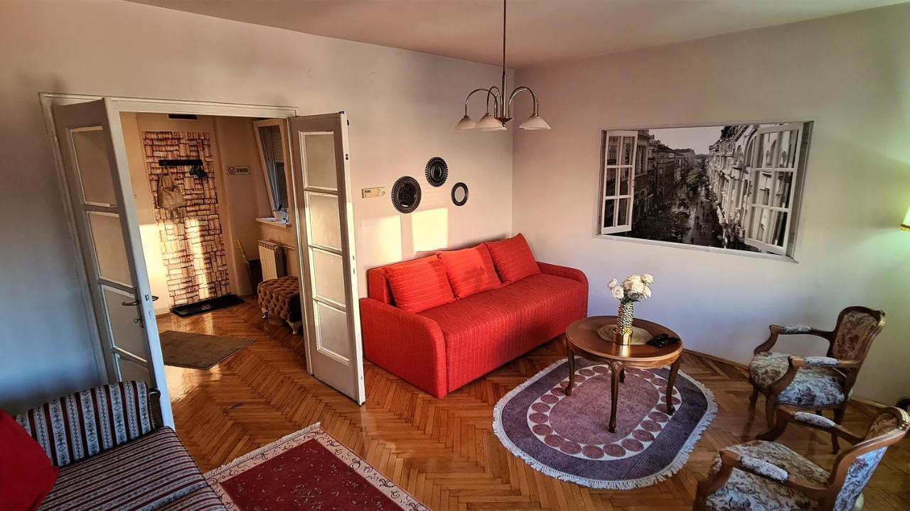 Windows City Apartment Belgrado Buitenkant foto