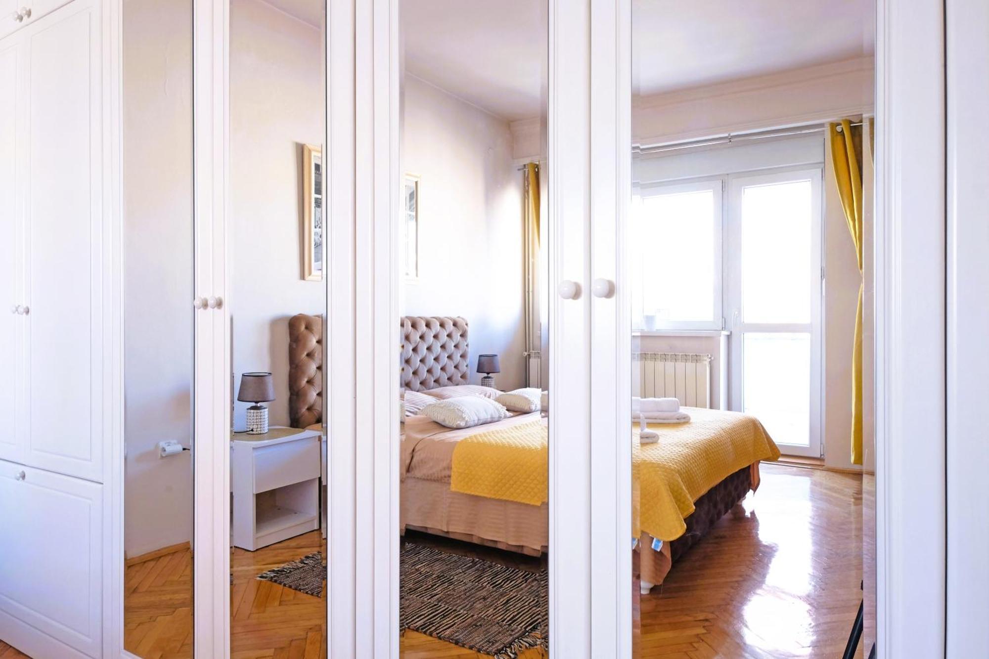 Windows City Apartment Belgrado Buitenkant foto