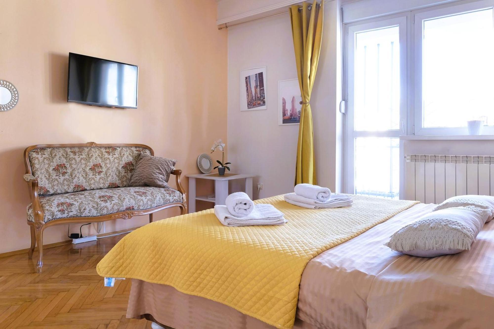 Windows City Apartment Belgrado Buitenkant foto