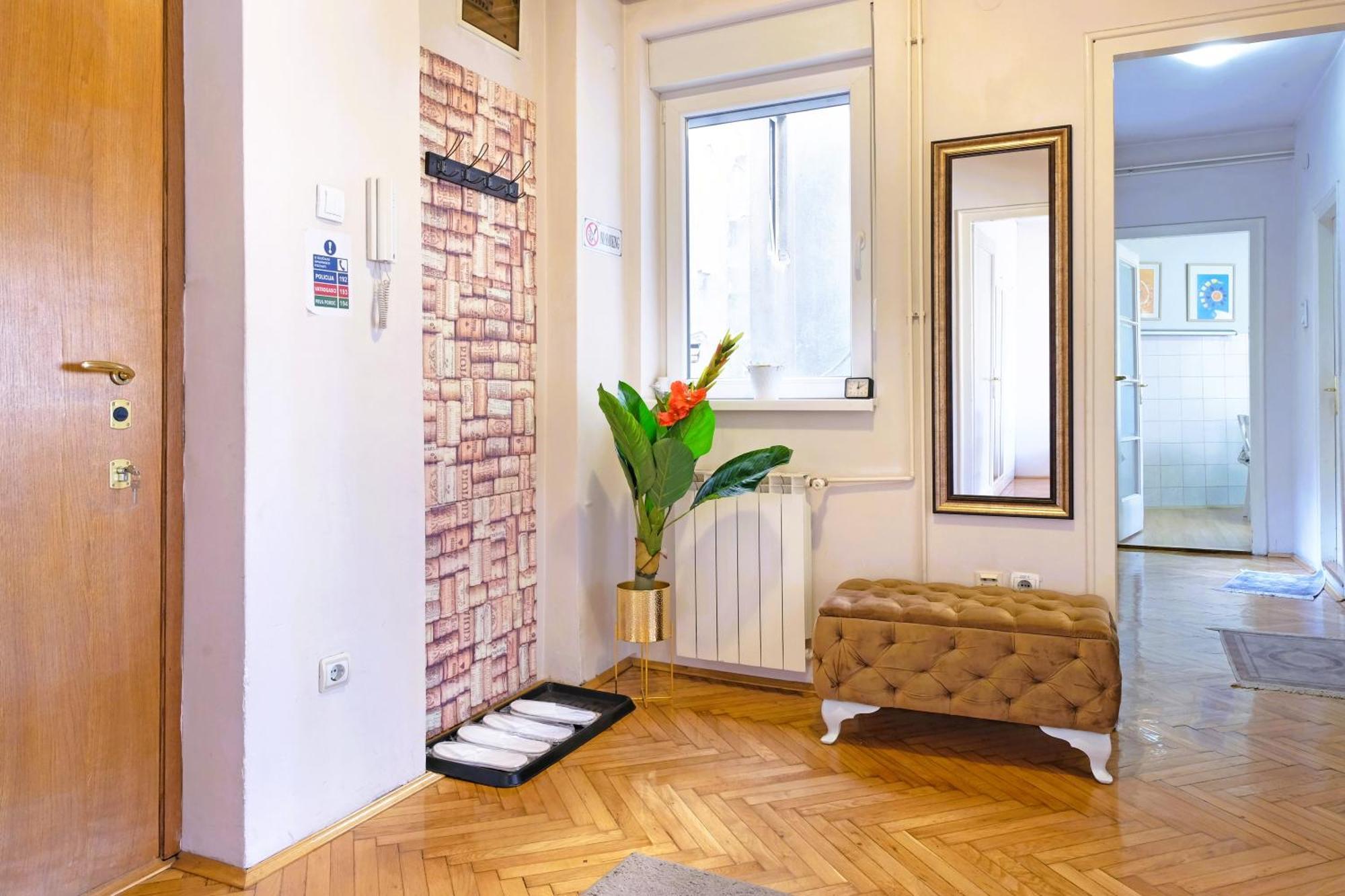 Windows City Apartment Belgrado Buitenkant foto