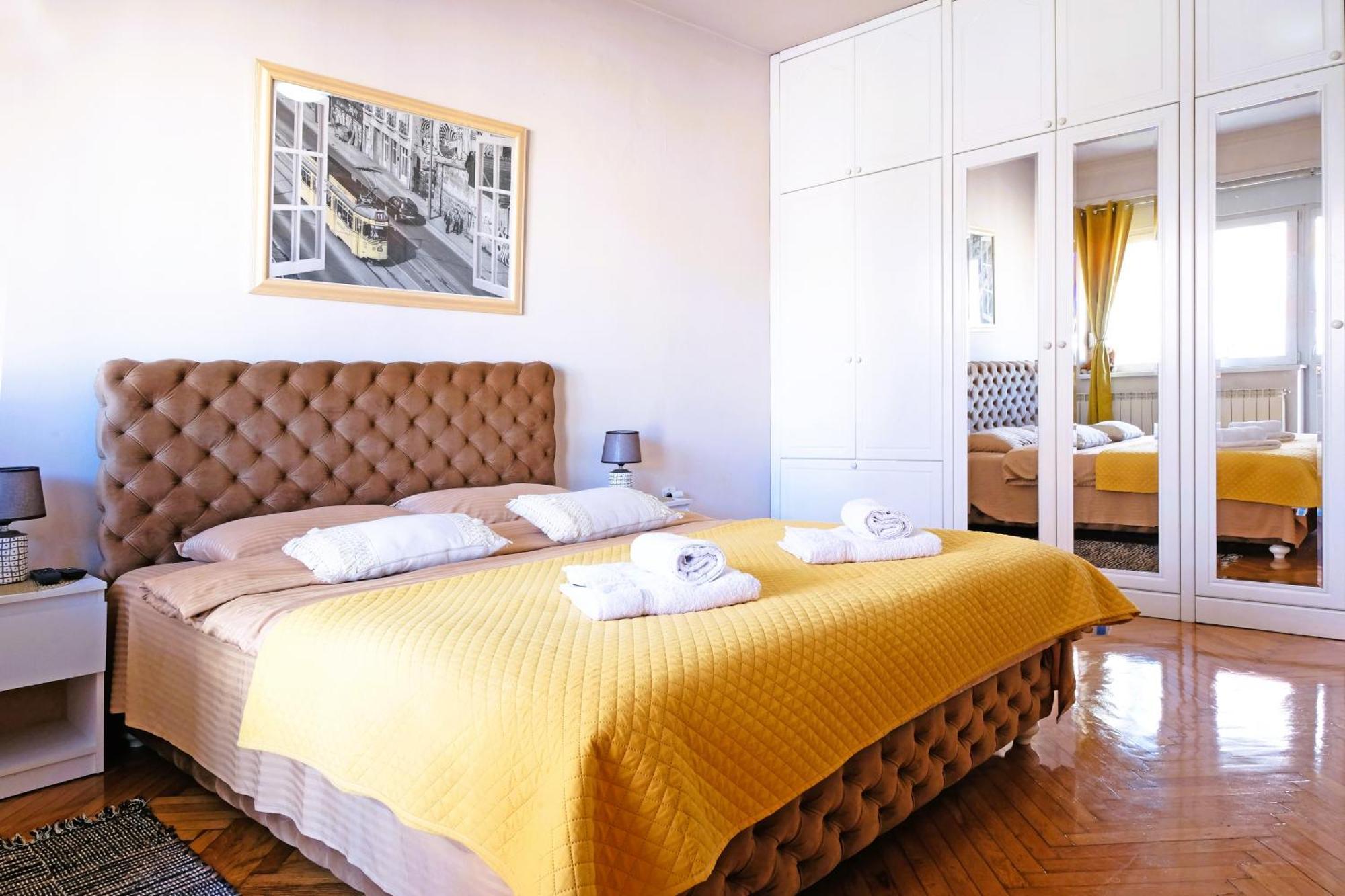 Windows City Apartment Belgrado Buitenkant foto