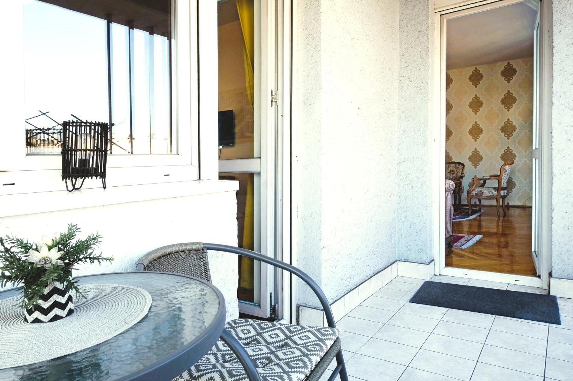 Windows City Apartment Belgrado Buitenkant foto