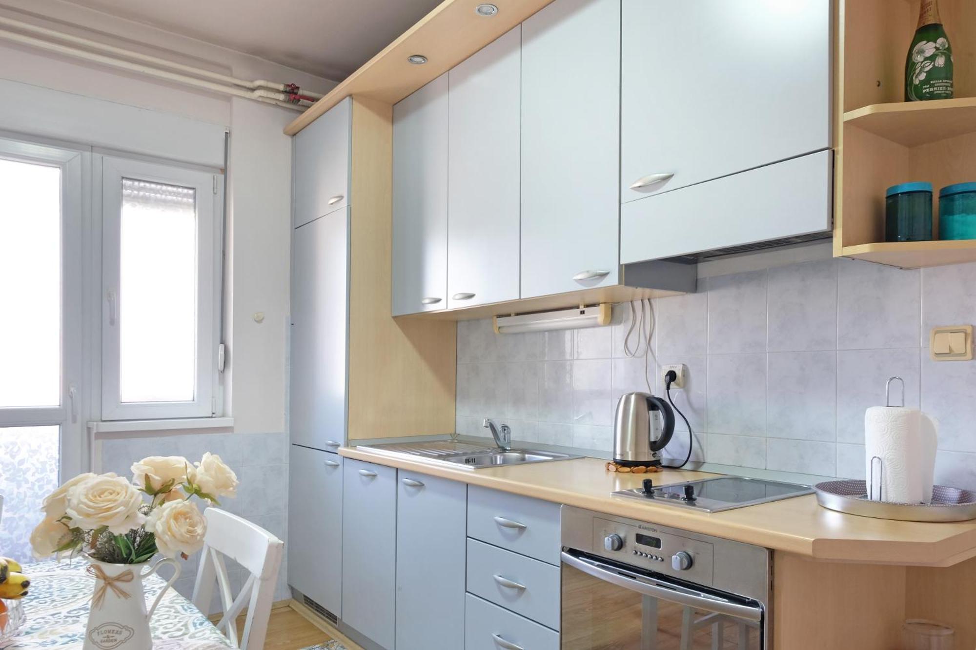 Windows City Apartment Belgrado Buitenkant foto